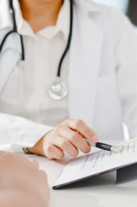 врач проводит суточное экг по холтеру