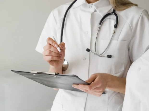 фото врача проводящего экг по холтеру